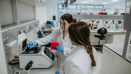 Laboratorio-Investigacion-Ciencias-Biomedicas-420x237.jpg