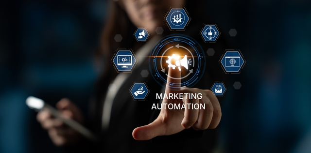 Profesional interactuando con interfaz digital de marketing automation rodeado de iconos que representan automatización, email, análisis de datos y engagement en redes sociales