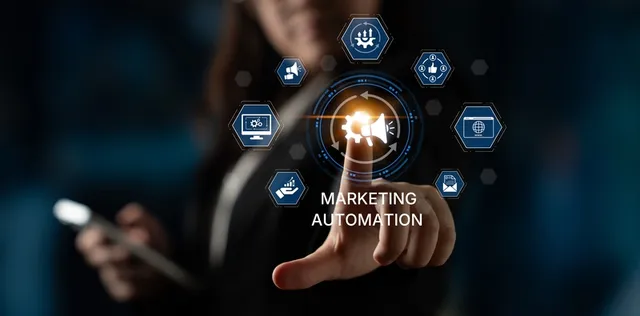 Profesional interactuando con interfaz digital de marketing automation rodeado de iconos que representan automatización, email, análisis de datos y engagement en redes sociales