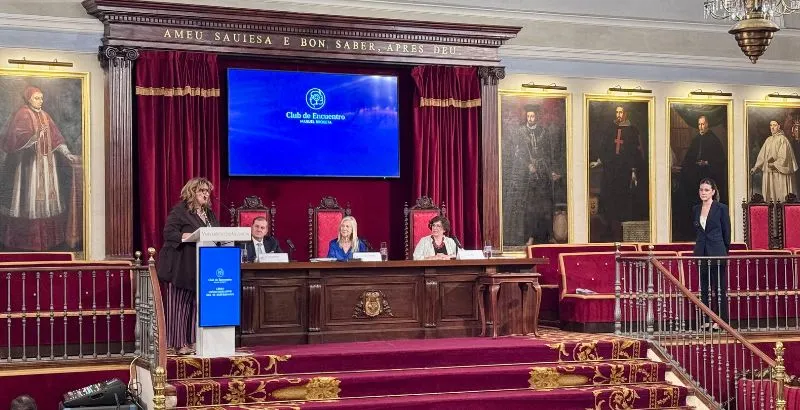 RECTORA HABLANDO