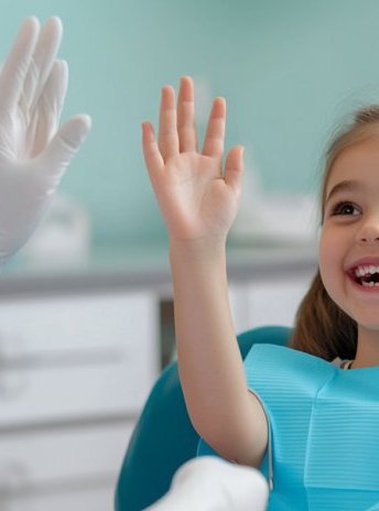 Niña feliz en cita odontológica