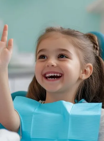 Niña feliz en cita odontológica