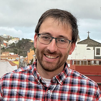 Roberto Fernández Vega - Profesor