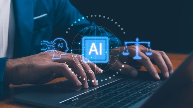 profesional trabaja en una computadora port&aacute;til mostrando s&iacute;mbolos de inteligencia artificial y justicia digital