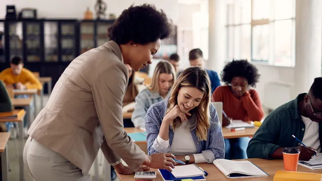 profesora de fp explicando un ejercicio a una alumna