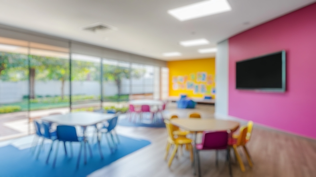 imagen borrosa de un aula colorida e inclusiva diseñada para estudiantes con necesidades especiales