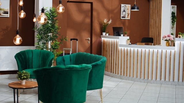 vestíbulo de la recepción de un hotel