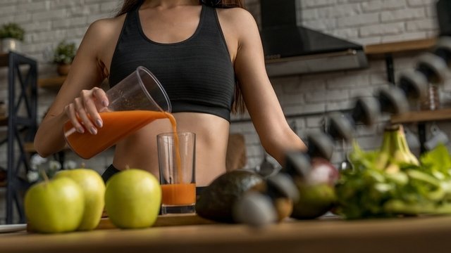 deportista preparando un batido de fruta y verdura