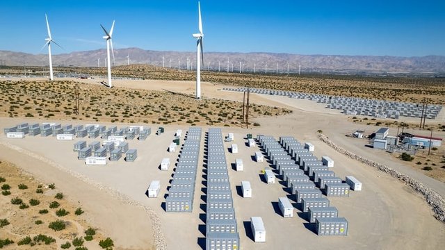 almacenamiento de baterías en una planta de energía