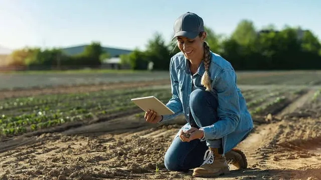 ambientóloga inspeccionando suelos agrícolas