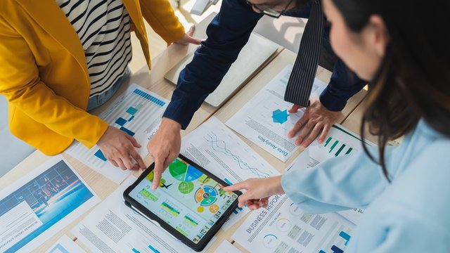 equipo de una empresa reunido y tomando decisiones