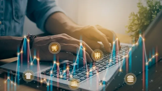 persona de negocios que escribe en un ordenador portátil sobre un gráfico de tendencias de mercado