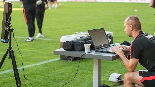 analista de fútbol trabajando en el campo