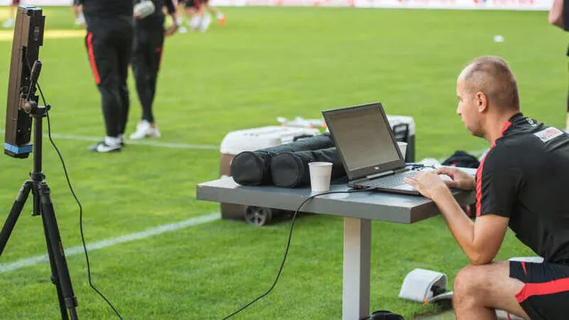 analista de fútbol trabajando en el campo