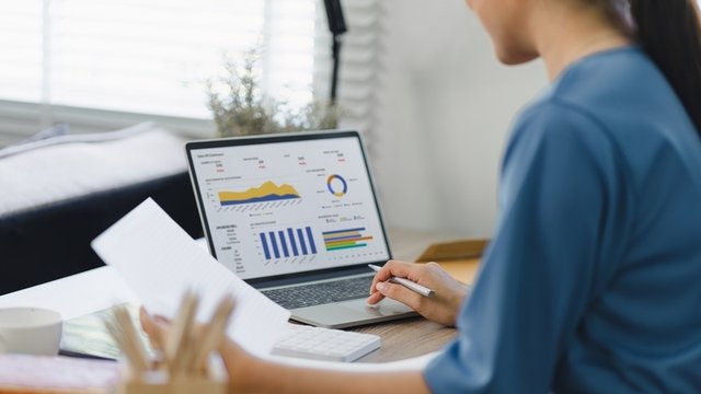 mujer analista de inteligencia que trabaja con base de datos de información de marketing y ventas