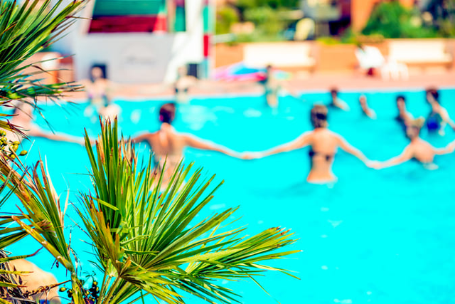 gente haciendo aquagym en la piscina de un hotel