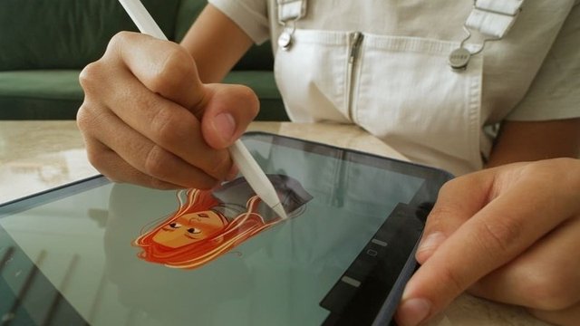 animador 2d diseñando en una tablet