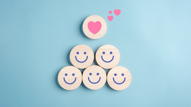 caras sonrientes y corazones simbolizan comentarios positivos