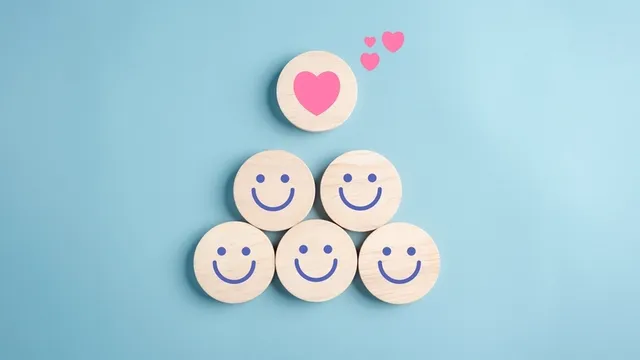 caras sonrientes y corazones simbolizan comentarios positivos