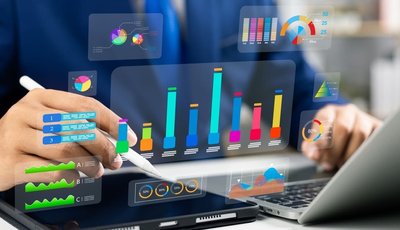 analista que utiliza tecnología y dashboard con gráficos de ciencia de datos y big data