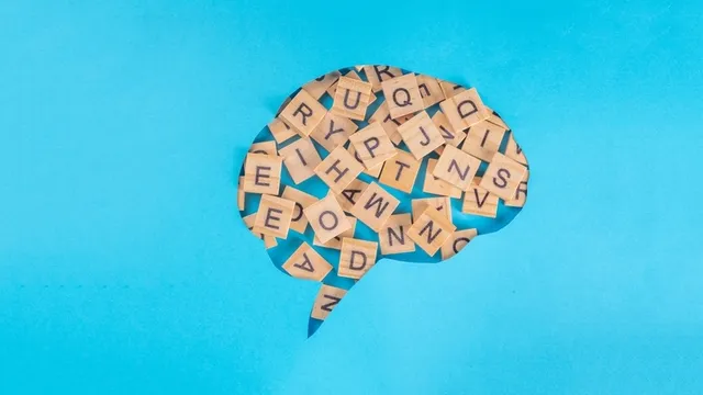 contorno de un cerebro sobre un fondo de color azul y con letras mixtas
