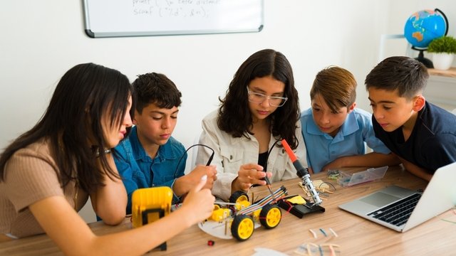 Estudiantes haciendo un proyecto colaborativo durante una clase de robótica