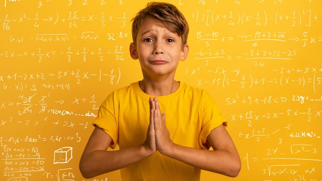 niño suplicando porque no quiere estudiar matemáticas