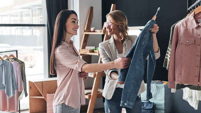 asesora de imagen eligiendo ropa con una clienta