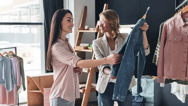 asesora de imagen eligiendo ropa con una clienta