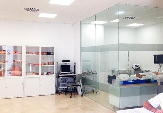 Aula de cuidados de enfermería Universidad Europea de Valencia - Box de pacientes críticos
