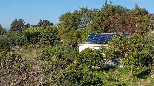 imagen de una casa de campo con autoconsumo energético