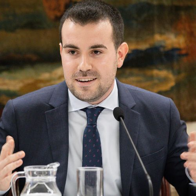 axo-varela-profesor.width-500x500.format-jpg.jpg