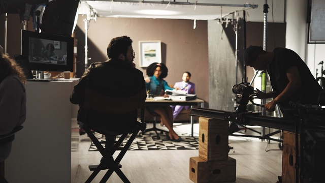detrás de escena, director y equipo de cámara en un set de rodaje
