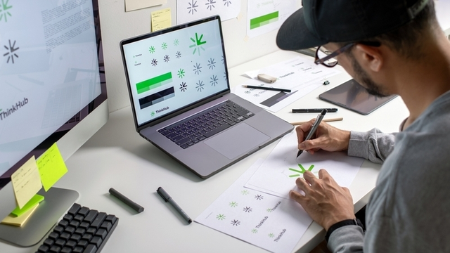 estudiante realizando dise&ntilde;os en papel y ordenador
