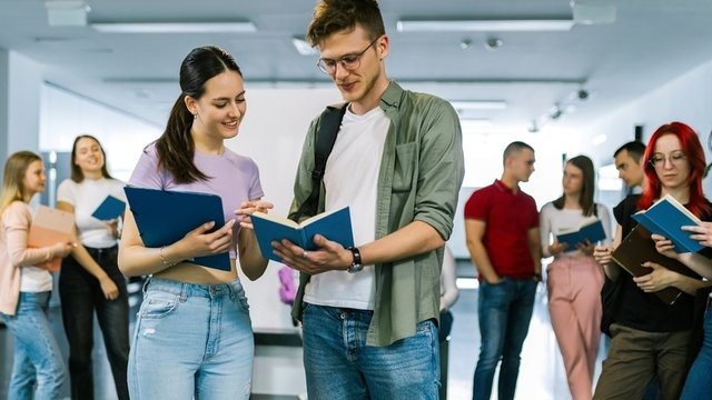 estudiantes de bachillerato en el pasillo de una escuela de interiorismo