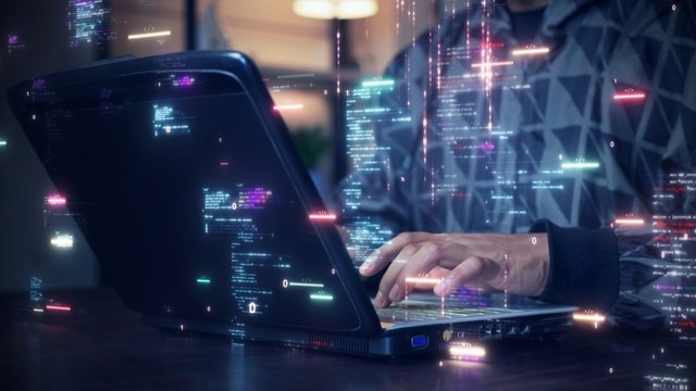 programador de desarrollo de software está escribiendo en un equipo para crear una aplicación utilizando un lenguaje de código