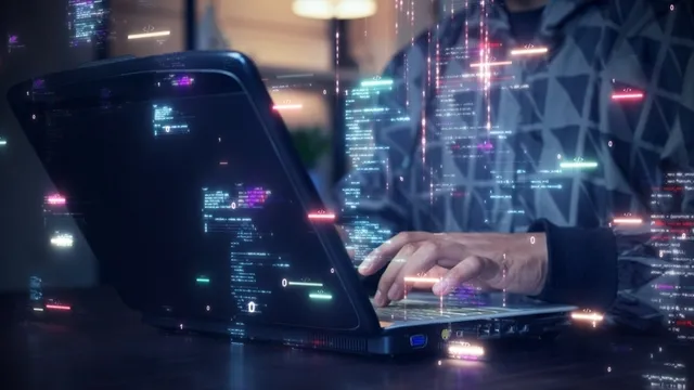 programador de desarrollo de software está escribiendo en un equipo para crear una aplicación utilizando un lenguaje de código