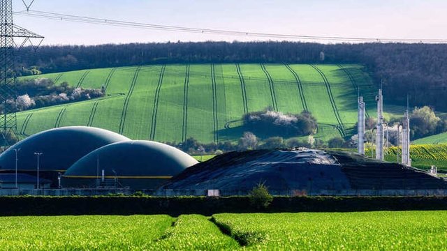 planta de biogás en mitad de un terreno