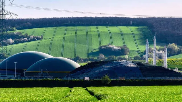 planta de biogás en mitad de un terreno