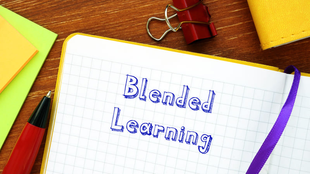 blended learning escrito en una hoja de libreta