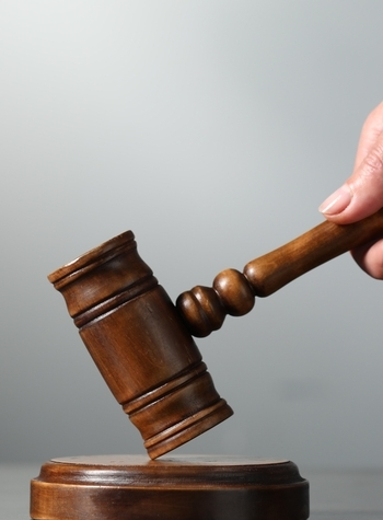 imagen de un mazo de un juez o autoridad judicial