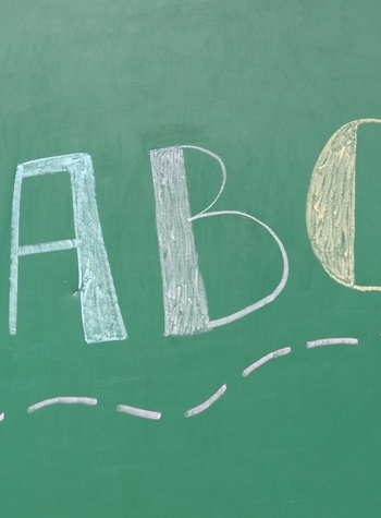 imagen de una pizarra con abc escrito en tiza