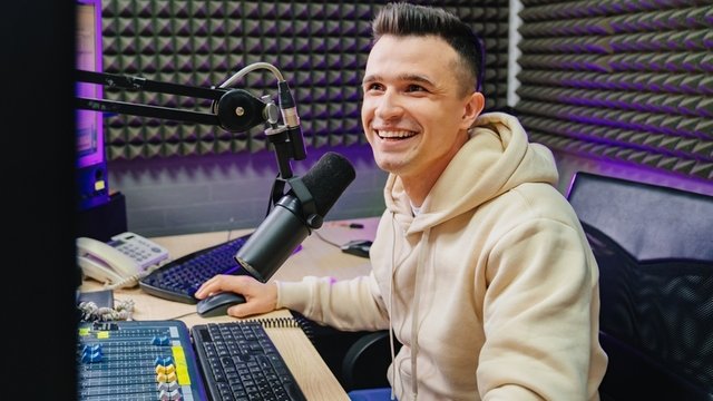 periodista deportivo en una cabina de locución