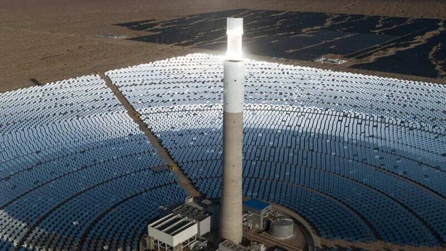 fotografía de una central solar termoeléctrica desde el aire