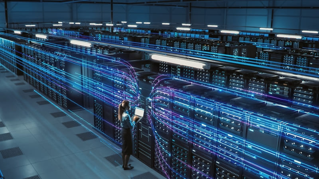 directora de tecnología trabajando con un ordenador portátil en un centro de big data