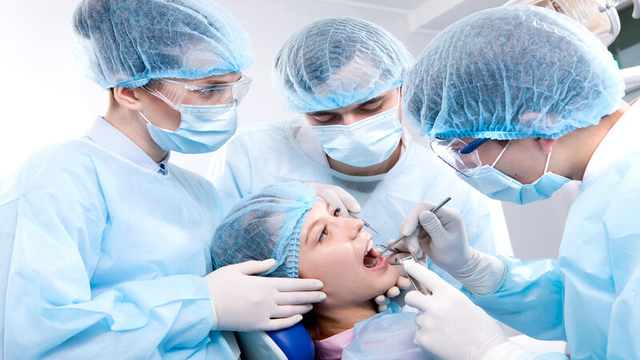 Diferencia entre cirug&iacute;a oral y maxilofacial