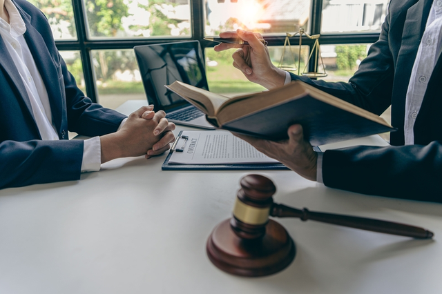 Abogados conversando sobre common law