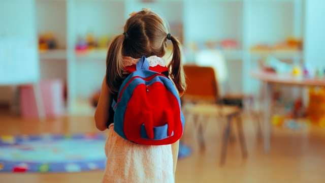 estudiante de infantil entrando en el aula