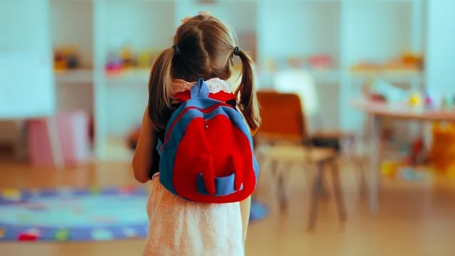 estudiante de infantil entrando en el aula