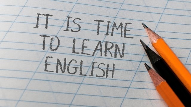 Frase “Es hora de aprender inglés” escrita en inglés en un papel